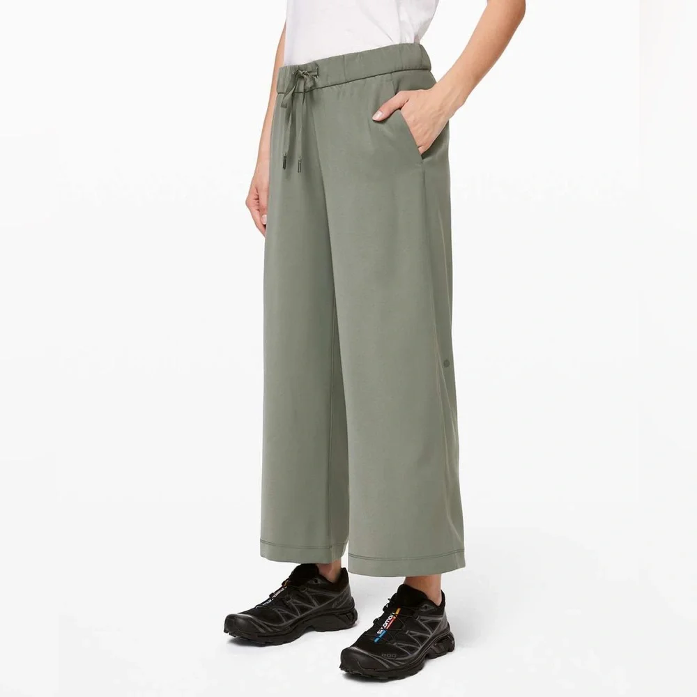 Lululemon On the Fly Wide Leg 7/8 Pant Size 10 Grey Sage Cropped High Rise